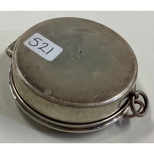 521 - An unusual silver and silver gilt hinged top box with loop top. Approx. 34 grams. Est. £20 - £30.