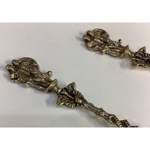 522 - A good pair of cast silver spoons. London. By SH. Approx. 134 grams. Est. £30 - £50.