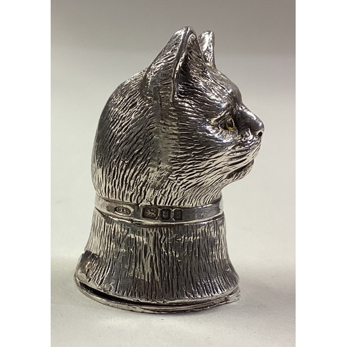 524 - A novelty silver vesta case in the form of a cat with yellow eyes. London 1968. Approx. 31 grams. Es... 