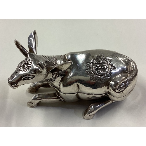 534 - A large silver snuff box in the form of a bull with lift-off cover. Approx. 115 grams. Est. £100 - £... 