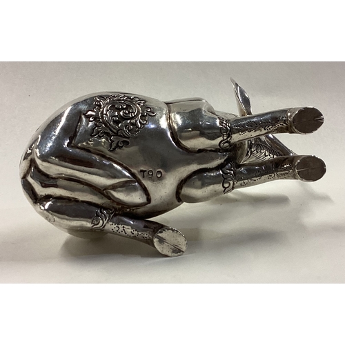 534 - A large silver snuff box in the form of a bull with lift-off cover. Approx. 115 grams. Est. £100 - £... 