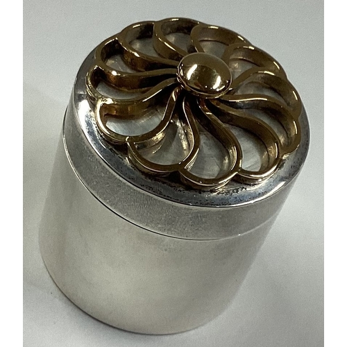 539 - A stylish silver counter box with gilt finial. London. By JS. Approx. 75 grams of gross weight. Est.... 