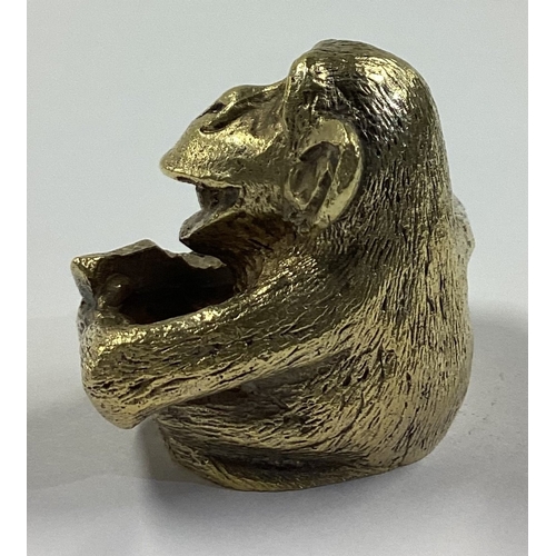 548 - STUART DEVLIN: A silver gilt paperweight in the form of a monkey. London 1977. Approx. 100 grams. Es... 