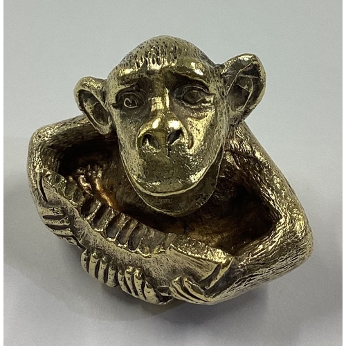 548 - STUART DEVLIN: A silver gilt paperweight in the form of a monkey. London 1977. Approx. 100 grams. Es... 