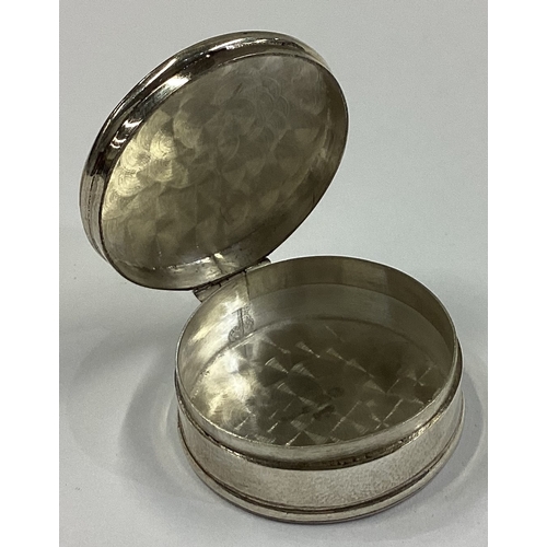 552 - A plain silver pill box with hinged lid. Approx. 15 grams. Est. £15 - £20.