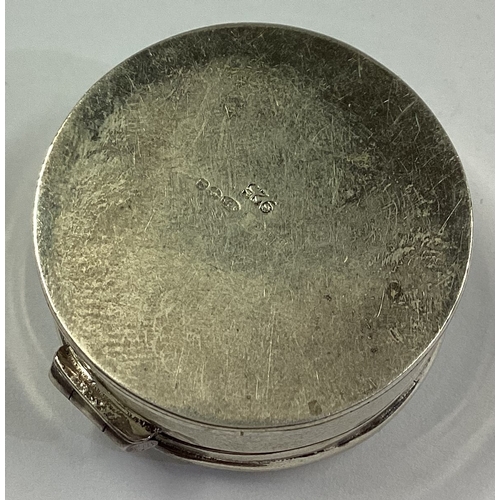 552 - A plain silver pill box with hinged lid. Approx. 15 grams. Est. £15 - £20.