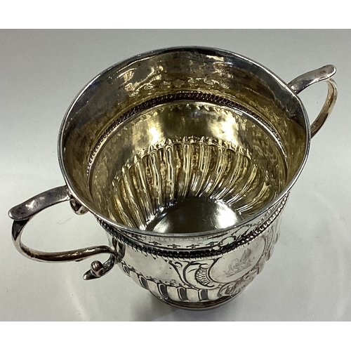 563 - A George I silver porringer. London 1729. Approx. 250 grams. Est. £600 - £800.