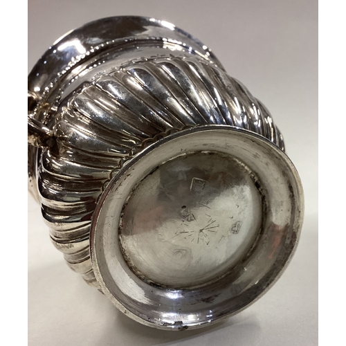 563 - A George I silver porringer. London 1729. Approx. 250 grams. Est. £600 - £800.