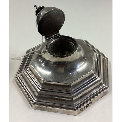 572 - A large octagonal silver inkwell. By Harrods. Approx. 469 grams of gross weight. Est. £120 - £150.