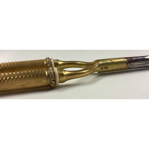 573 - A large pair of silver gilt glove curling tongs. London 1913. Approx. 150 grams. Est. £60 - £80.