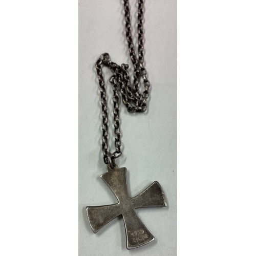 584 - A silver necklace with cross pendant. Birmingham 1970. Approx. 9 grams. Est. £20 - £30.