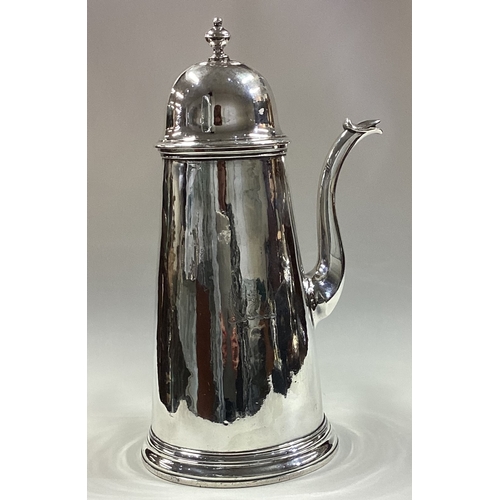 590 - An early 18th Century silver side-handled coffee pot. Marked to side and cover. Approx. 701 grams. E... 