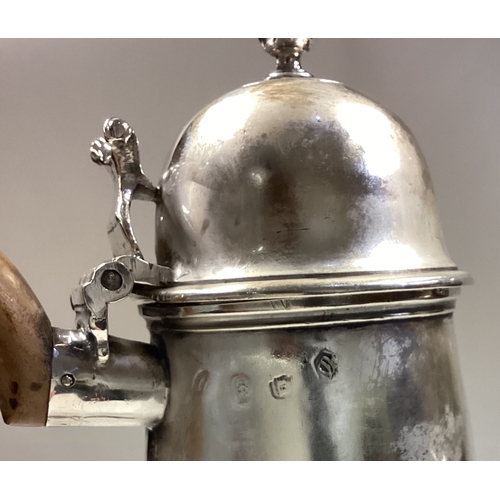 590 - An early 18th Century silver side-handled coffee pot. Marked to side and cover. Approx. 701 grams. E... 