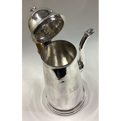 590 - An early 18th Century silver side-handled coffee pot. Marked to side and cover. Approx. 701 grams. E... 