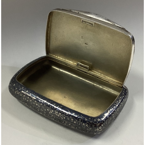 609 - A Continental silver, gold and Niello snuff box. Marked to interior. Approx. 101 grams. Est. £120 - ... 