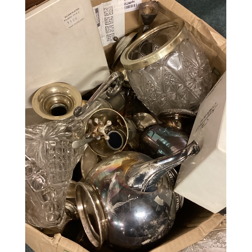 621 - A large collection of silver plated wares. Est. £20 - £30.