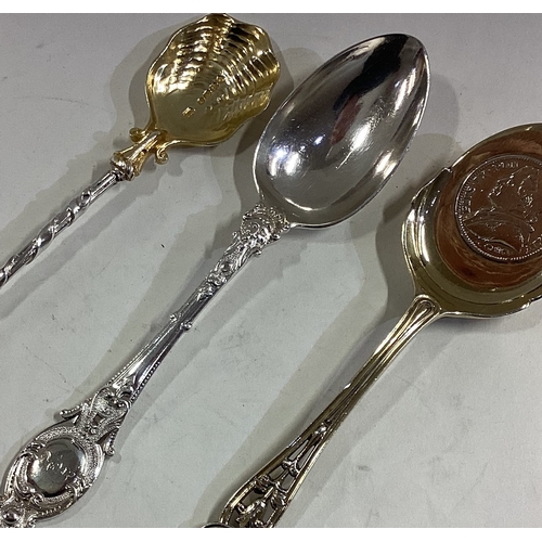 631 - Three good silver and silver gilt preserve spoons. Approx. 135 grams. Est. £50 - £80.