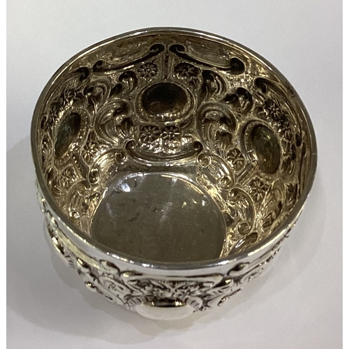 639 - A small chased silver sugar bowl. London. Approx. 77 grams. Est. £20 - £30.