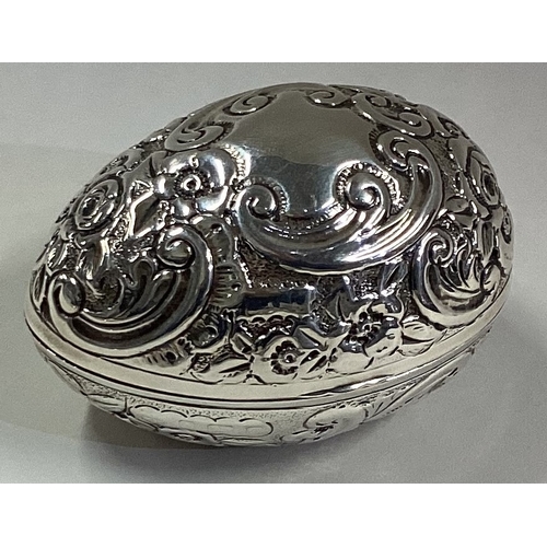 641 - An attractive chased silver snuff box in the form of an egg. Approx. 40 grams. Est. £30 - £40.