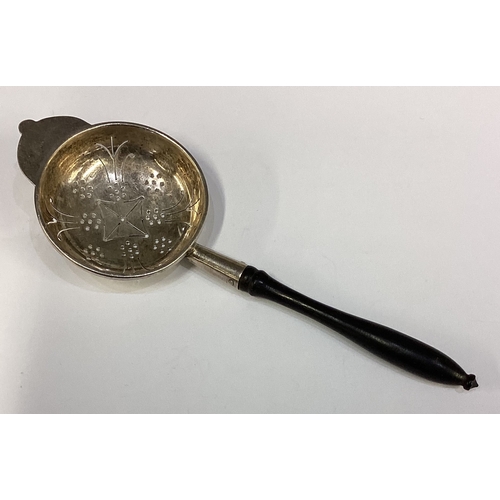 650 - A good quality Edwardian silver tea strainer with turned handle. Sheffield. Approx. 40 grams. Est. £... 