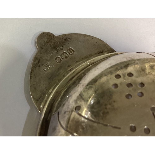 650 - A good quality Edwardian silver tea strainer with turned handle. Sheffield. Approx. 40 grams. Est. £... 