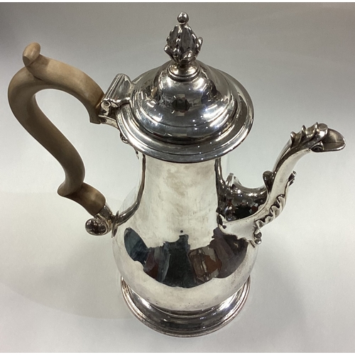 66 - A heavy George III silver bottom marked coffee pot. London 1769. By IY. Approx. 774 grams. Est. £800... 