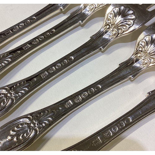 673 - A good set of five silver King's pattern dessert forks. London. Approx. 251 grams. Est. £100 - £150.