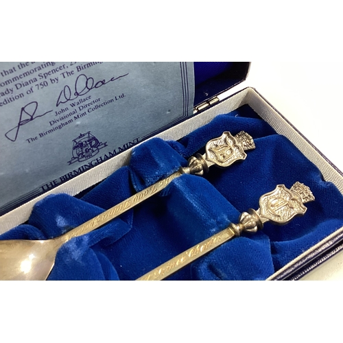 76 - OF ROYAL INTEREST: A pair of silver spoons commemorating Prince Charles and Princess Diana. Approx. ... 