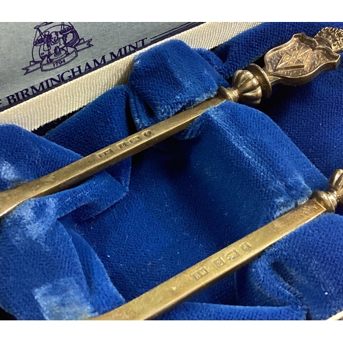 76 - OF ROYAL INTEREST: A pair of silver spoons commemorating Prince Charles and Princess Diana. Approx. ... 