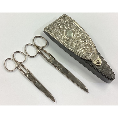 9 - An unusual silver mounted sewing scissors case. Birmingham 1907. Approx. 123 grams of gross weight. ... 