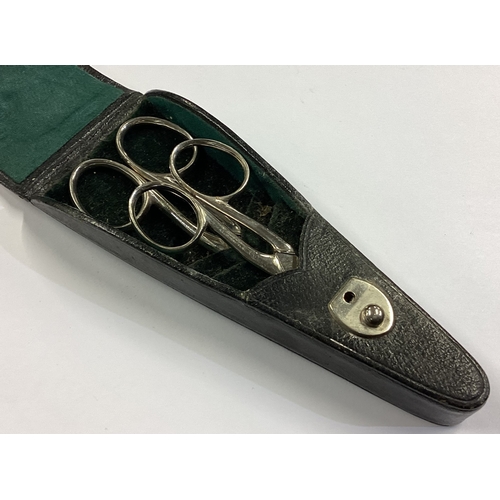 9 - An unusual silver mounted sewing scissors case. Birmingham 1907. Approx. 123 grams of gross weight. ... 