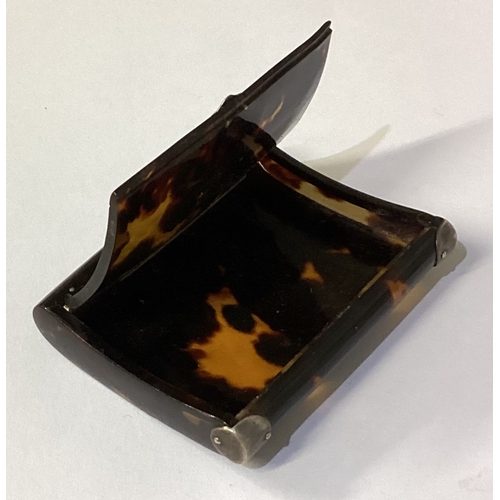 92 - A silver mounted and tortoiseshell snuff box. Approx. 37 grams grams of gross weight. Est. £50 - £80... 