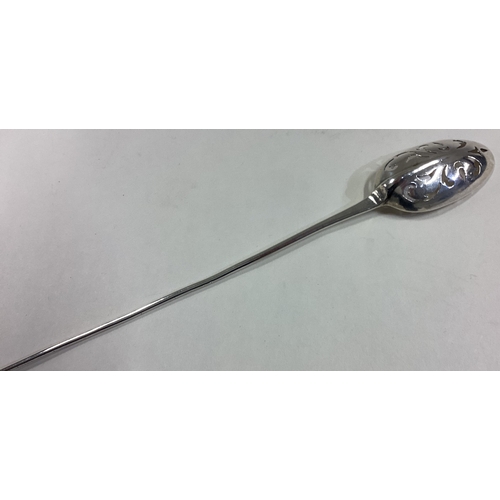 542 - A large Georgian silver rat tail mote spoon. Approx. 10 grams. Approx. 18cm in length. Est. £50 - £8... 