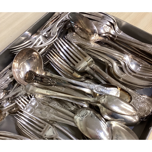 628 - A good silver plated King's pattern cutlery service. Est. £30 - £40.