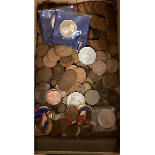 705 - A collection of copper and other coins and medals. Est. £30 - £50.