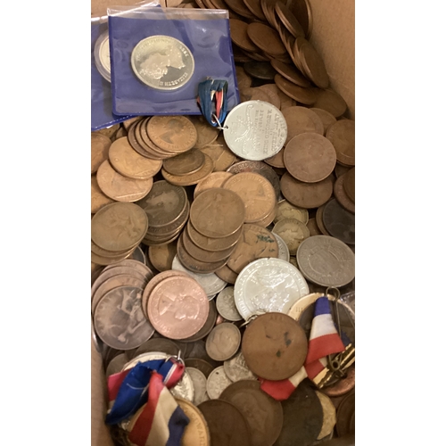 705 - A collection of copper and other coins and medals. Est. £30 - £50.