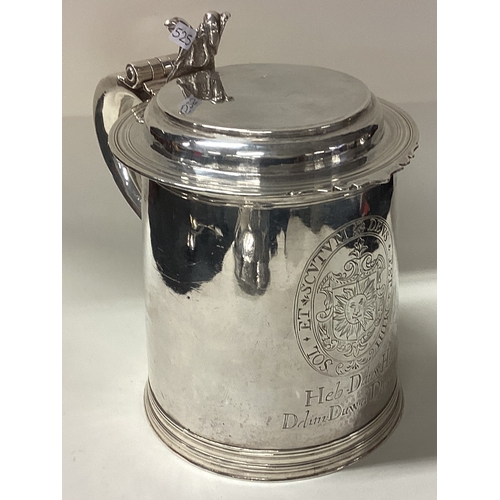 419A - A fine and rare William III silver lidded tankard bearing the 'Pearson Family of Flintshire' coat of... 