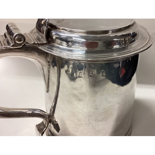 419A - A fine and rare William III silver lidded tankard bearing the 'Pearson Family of Flintshire' coat of... 