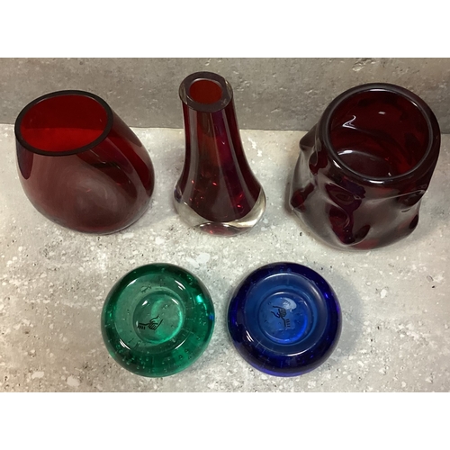 327 - A collection of good studio glass. Est. £20 - £30.