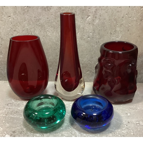 327 - A collection of good studio glass. Est. £20 - £30.