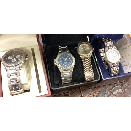 330 - A collection of modern gent's wristwatches. Est. £20 - £30.