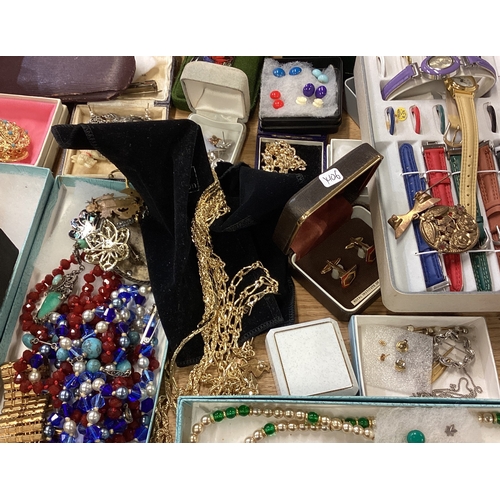 336 - A large collection of costume jewellery, brooches etc. Est. £20 - £30.