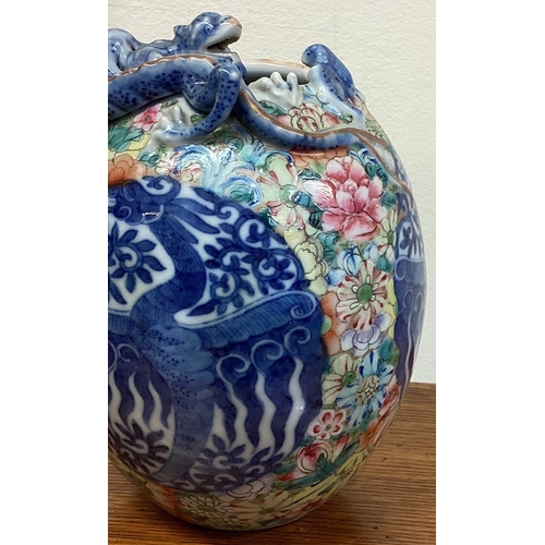 402 - A good decorative Chinese vase decorated in bright colours. Marked to base. Est. £50 - £80.