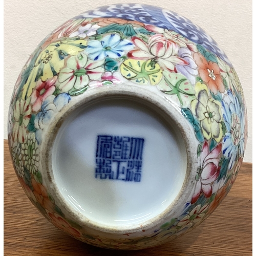 402 - A good decorative Chinese vase decorated in bright colours. Marked to base. Est. £50 - £80.