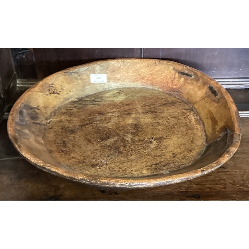 409 - A circular fruitwood bowl. PROVENANCE: NOEL CHANAN. Est. £30 - £40.