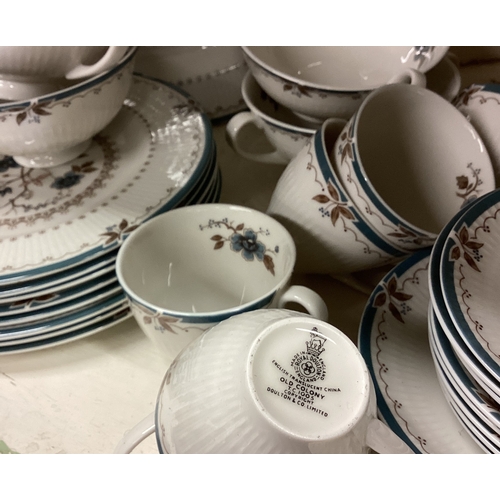 460 - A good Royal Doulton dinner service. Est. £20 - £30.