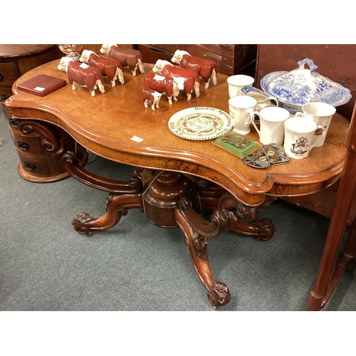 726 - A good quality Victorian mahogany shaped centre table. Est. £80 - £120.