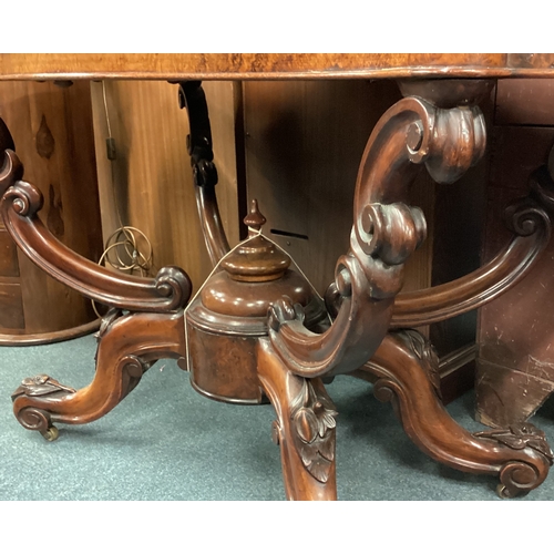 726 - A good quality Victorian mahogany shaped centre table. Est. £80 - £120.