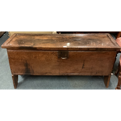 734 - A good Georgian oak plank top coffer. PROVENANCE: NOEL CHANAN. Est. £100 - £200.