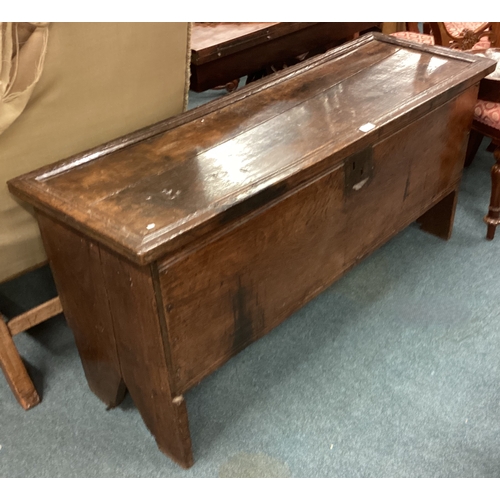 734 - A good Georgian oak plank top coffer. PROVENANCE: NOEL CHANAN. Est. £100 - £200.